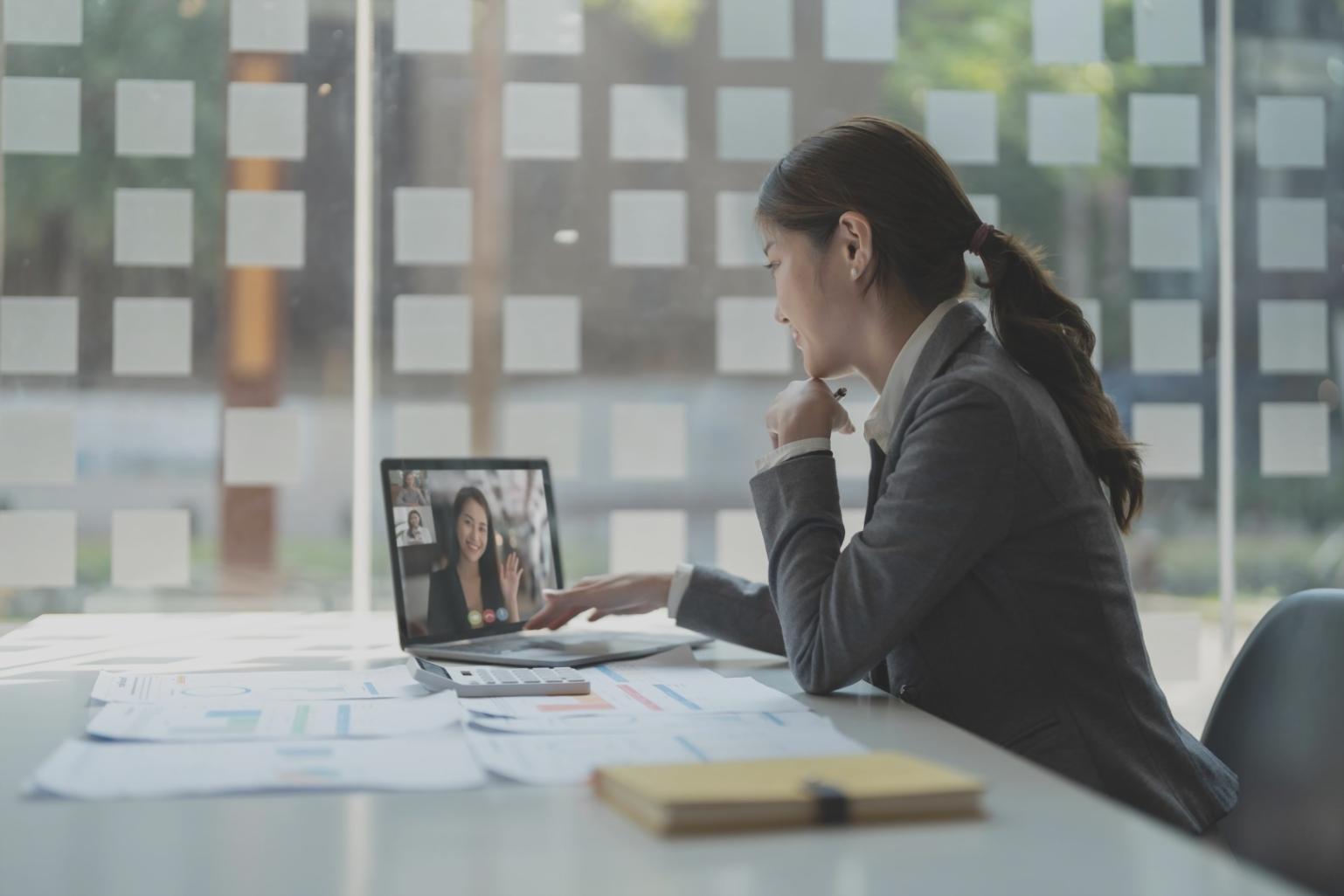 Espace de formation moderne avec équipement informatique